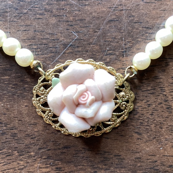 1928 Beautiful Vintage porcelain Rose pierced earrings. - Picture 2 of 4